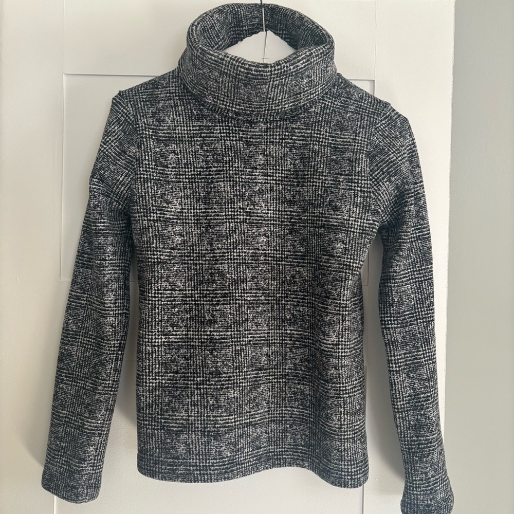 J Crew Fleece Long Sleeve Turtleneck pullover sweater. Black white plaid H1549